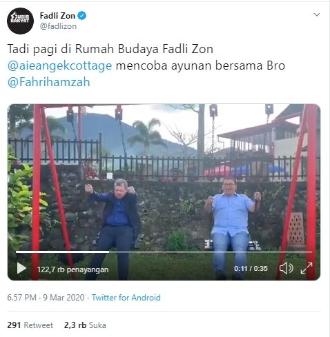 Fadli Zon dan Fahri Hamzah main ayunan bareng (Twitter).