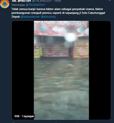 Akun TRC BPBD DIY membagikan video banjir di Jalan Solo, Caturtunggal, Depok, Sleman, Rabu (11/3/2020). [@TRCBPBDDIY / Twitter]