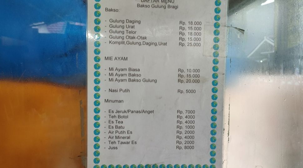 Menu di Bakso Gulung Bragi. (Suara.com/Frieda Isyana)