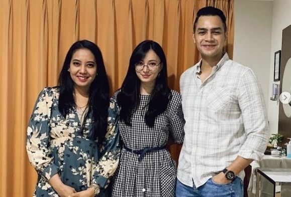 Asmirandah dan Jonas Rivanno foto bareng dokter [Instagram/asmirandah89]