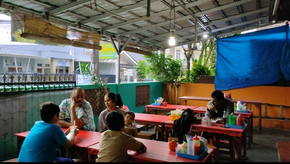 Suasana di Bakso Gulung Bragi. (Suara.com/Frieda Isyana)