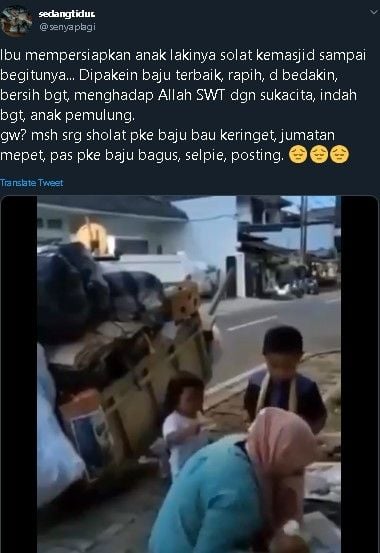 Pemulung pakaikan baju rapi ke anaknya sebelum ke masjid. (Twitter/@senyaplagi)