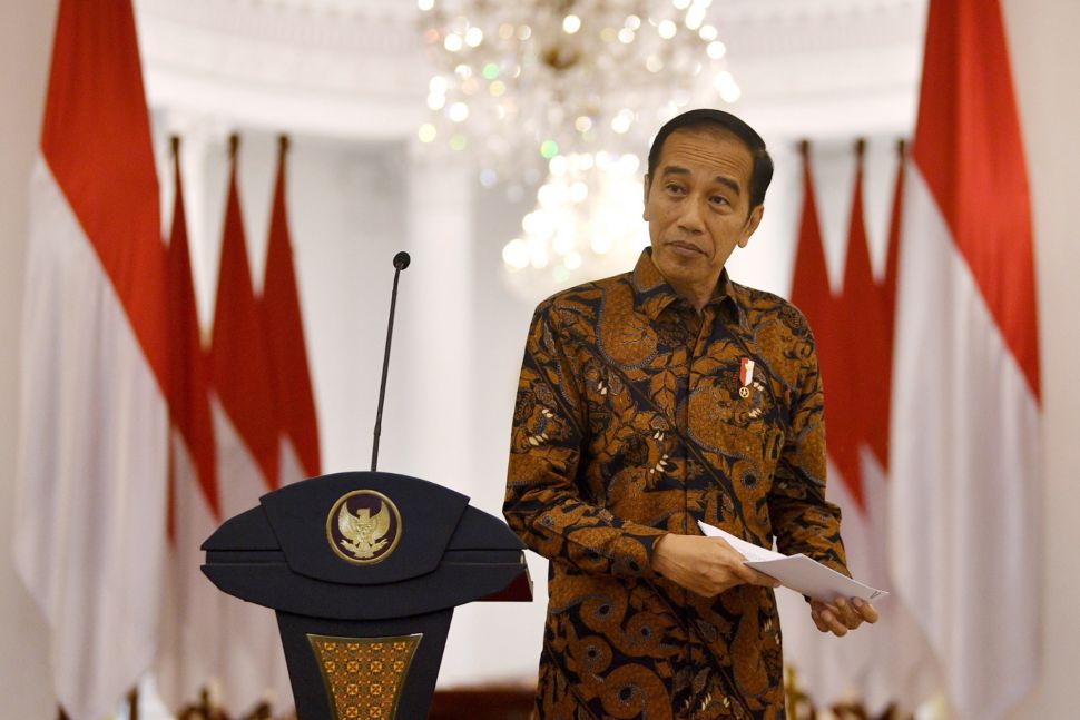 Presiden Joko Widodo tiba usai menyampaikan keterangan pers terkait penangangan COVID-19 di Istana Bogor, Jawa Barat, Minggu (15/3).  [ANTARA FOTO/Sigid Kurniawan]