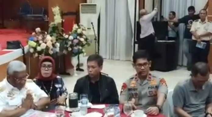 Kapolda Sultra Brigjen Pol Merdisyam bersama Gubernur Sulawesi Tenggara tampak semeja. (Terkini.id)