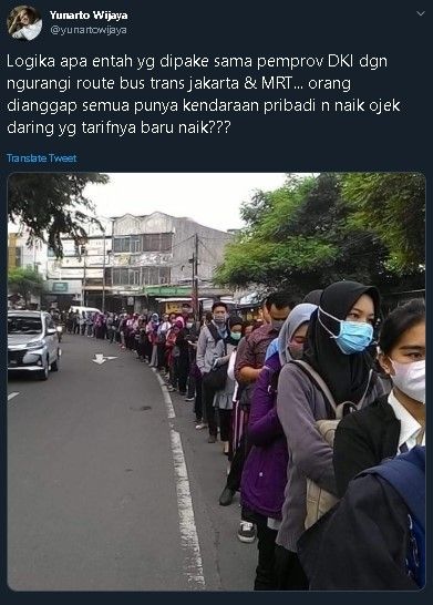 Yunarto Wijaya buka suara soal antrean panjang penumpang TransJakarta. (Twitter/@yunartowijaya)