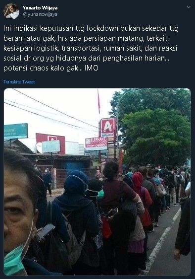 Yunarto Wijaya buka suara soal antrean panjang penumpang TransJakarta. (Twitter/@yunartowijaya)