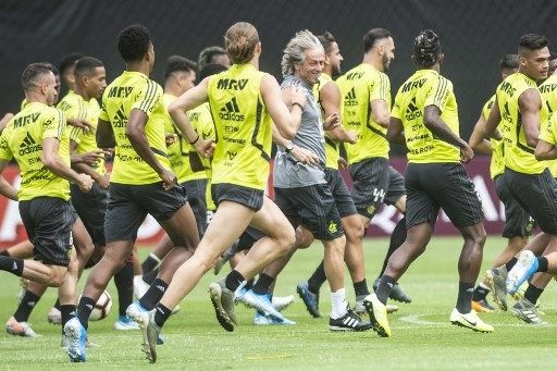 Pelatih Flamengo Jorge Jesus (tengah) memimpin latihan. [AFP]