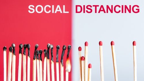 Ilustrasi social distancing. (Shutterstock)