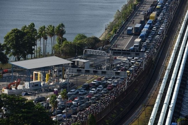 Suasana di perbatasan Malaysia-Singapura jelang pemberlakuan lockdown oleh pemerintah Malaysia pada Rabu (18/3/2020). (Foto: AFP)