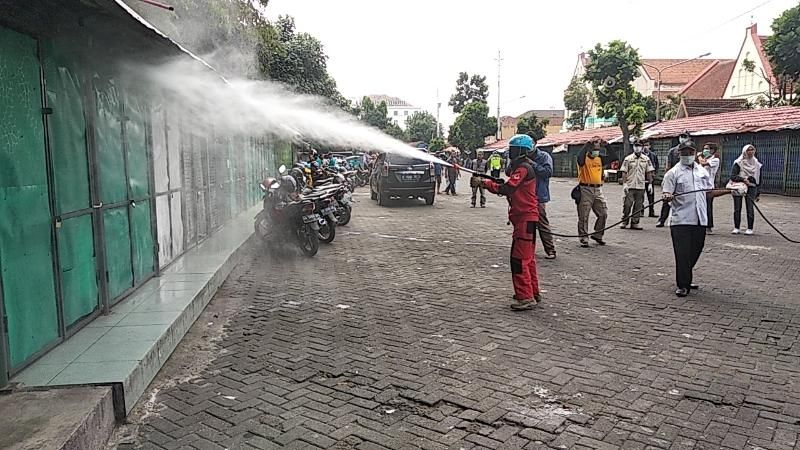 Sejumlah petugas gabungan dari Dishub dan TRC BPBD Yogyakarta menyemprot desinfektan di lingkungan Taman Parkir Senopati, Rabu (18/3/2020). [Suarajogja.id/M Ilham Baktora]