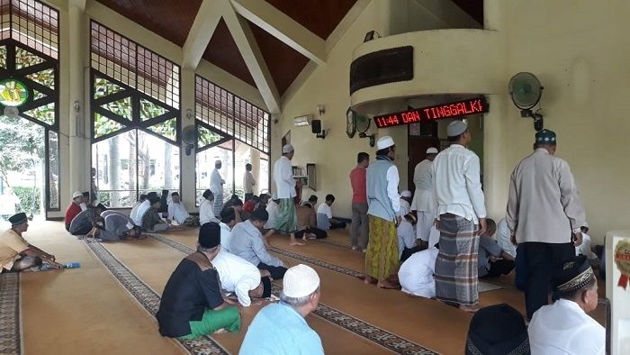 Penampakan Masjid Al Huda di Depok tetap laksanakan salat Jumat di tengah wabah Corona. (Suara.com/Novian).