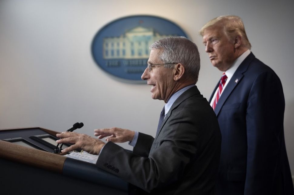 Direktur Institut Alergi dan Penyakit Menular Nasional AS, Anthony Fauci berbicara di samping Presiden Donald Trump dalam jumpa pers tentang Covid-19 di Gedung Putih, Washington DC, AS, Jumat (20/3/2020). [AFP/Jim Watson]