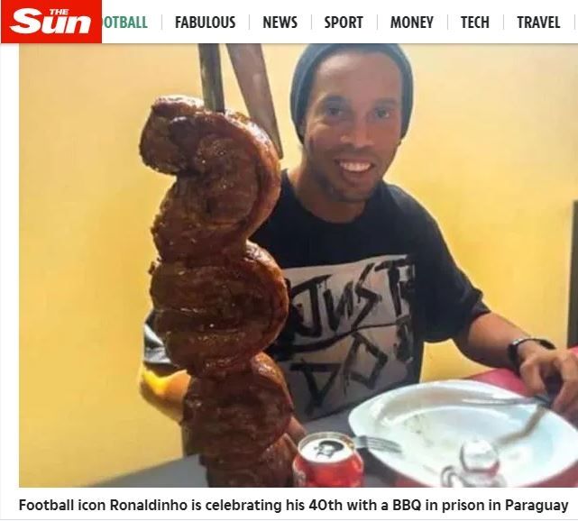 Ronaldinho pesta barbekyu di penjara pada ulang tahunnya ke-40. (The Sun).