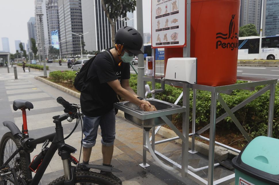 Peseda mencuci tangan di fasilitas tempat mencuci tangan untuk umum di kawasan Senayan, Jakarta, Senin (23/3). [Suara.com/Angga Budhiyanto]