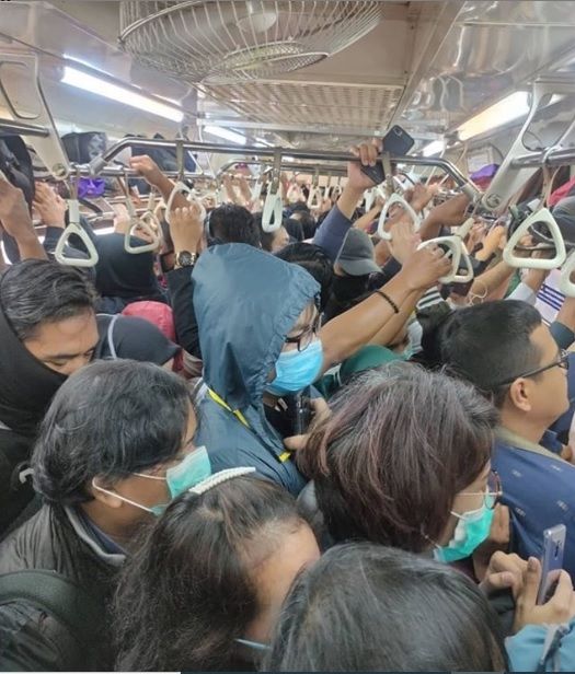 Penumpang KRL. [Instagram/@jktinfo] 