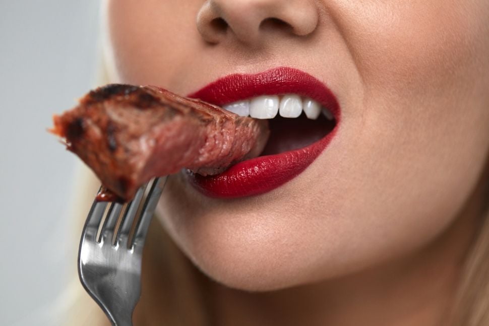 Ilustrasi makan daging. [Shutterstock]