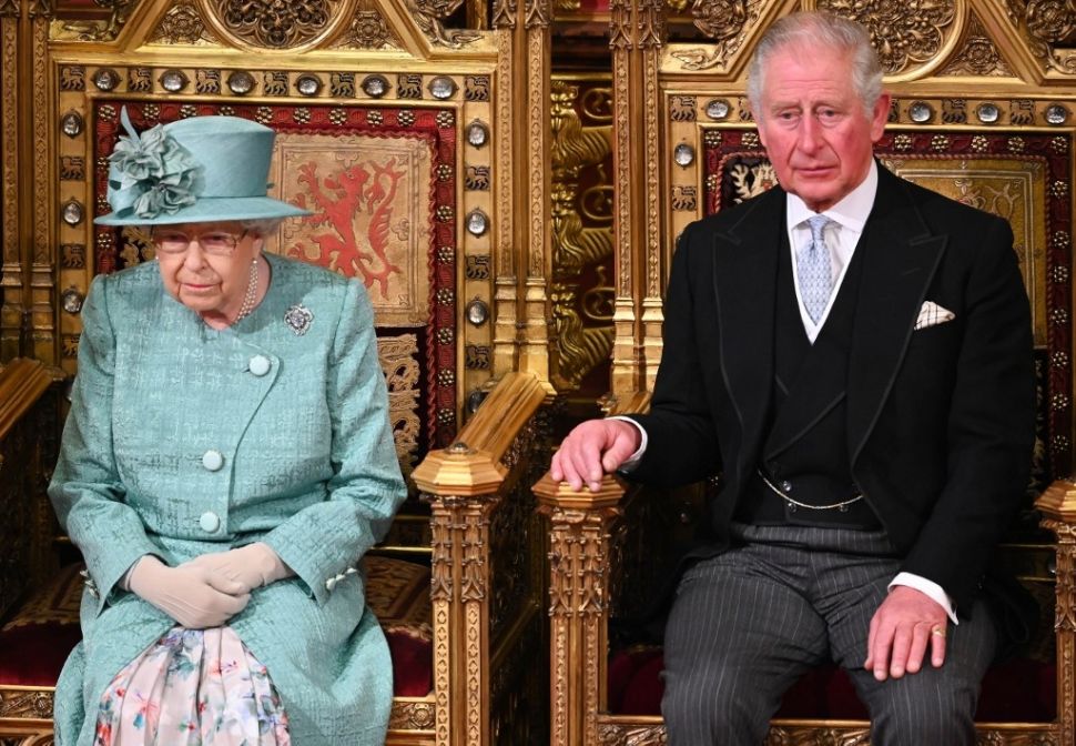 Pangeran Charles (kanan) dan ibunya, Ratu Elizabeth duduk di takhta dalam sebuah acara di Parlemen Inggris, London pada 19 Desember 2019 lalu. [AFP/Paul Edwards]