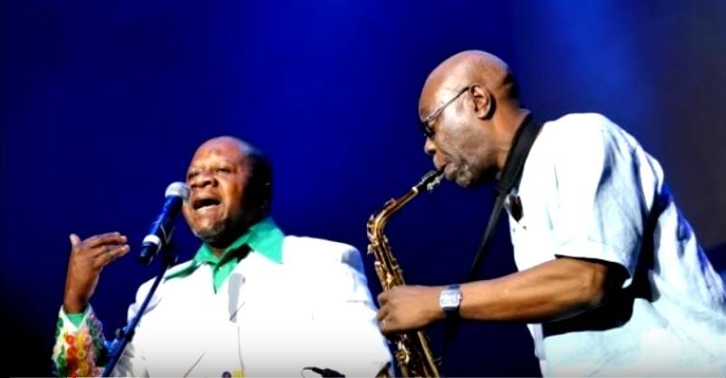 Manu Dibango (kanan) [Youtube]