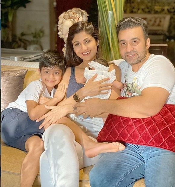 Shilpa Shetty menggendong banyinya, Samisha bersama suami, Raj Kundra dan anak pertamanya, Viaan Raj Kundra. [Instagram]