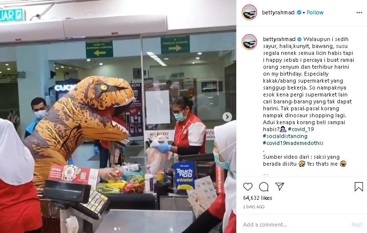 Betty Rahmad pakai kostum dinosaurus. (Instagram/@bettyrahmad)