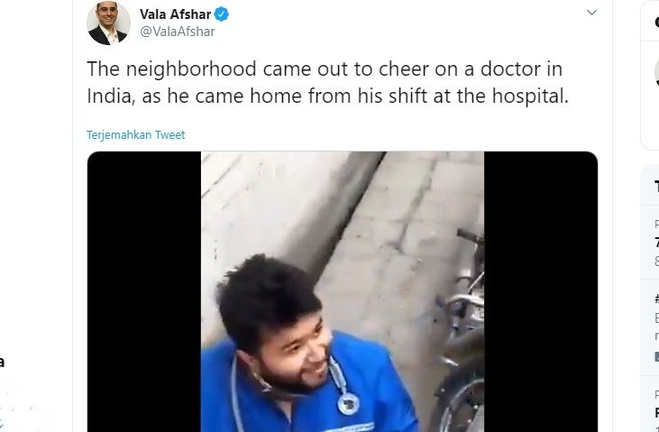 Dokter disambut meriah oleh tetangga (twitter.com/ValaAfsha)