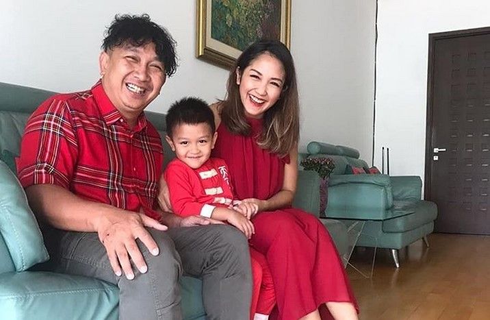 Augie Fantinus bersama istri, Adriana Bustami dan putranya, Enzo. [Instagram]