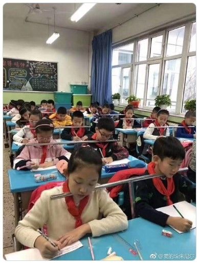 Palang di Meja pada Sekolah di China. (Twitter/@yangzhanqing)