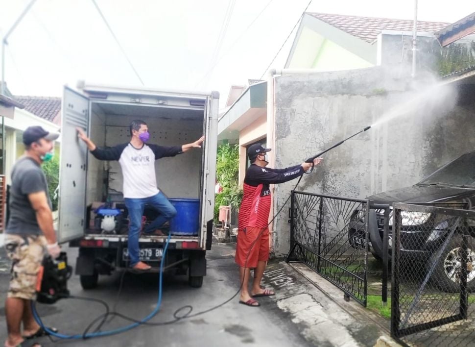 Warga Banteng Baru lakukan penyemprotan disinfektan secara mandiri.[Dokumentasi pribadi]