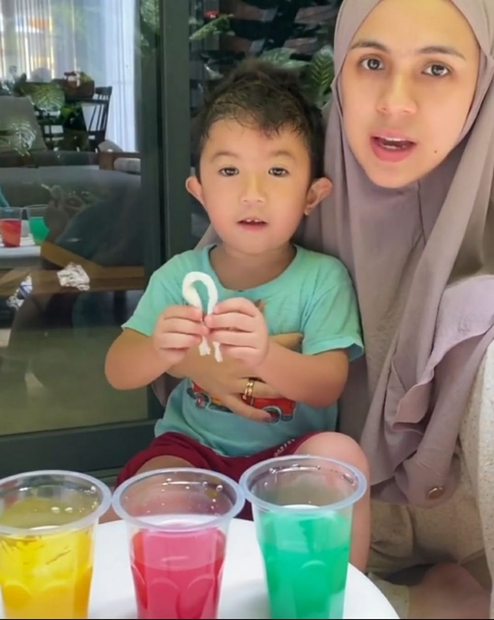 Moms, Yuk Tiru Cara Unik Artis Ajak Anak Belajar di Rumah yang Asyik! - Suara.com