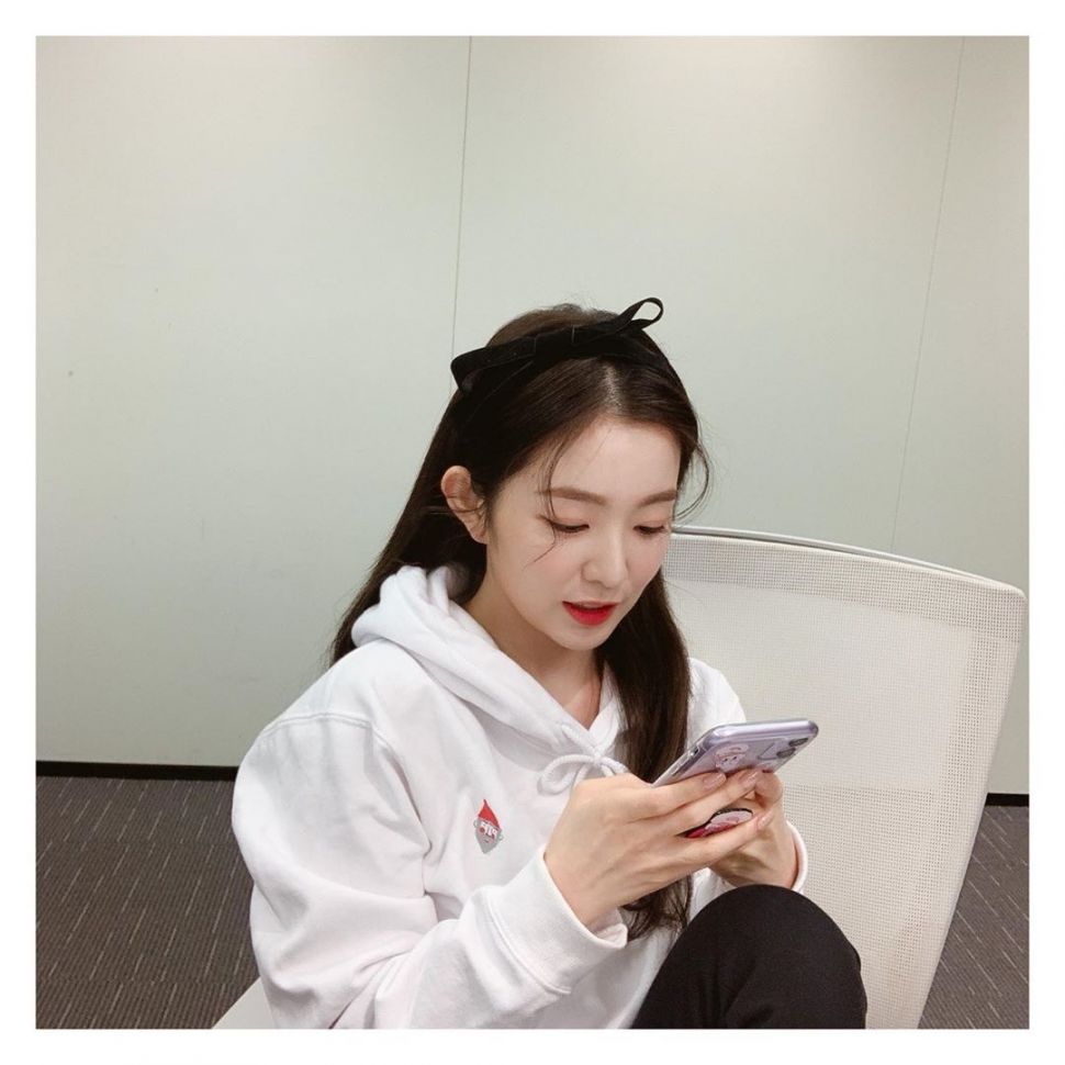 Gaya kasual Irene Red Velvet. (Instagram/@renebaebae)