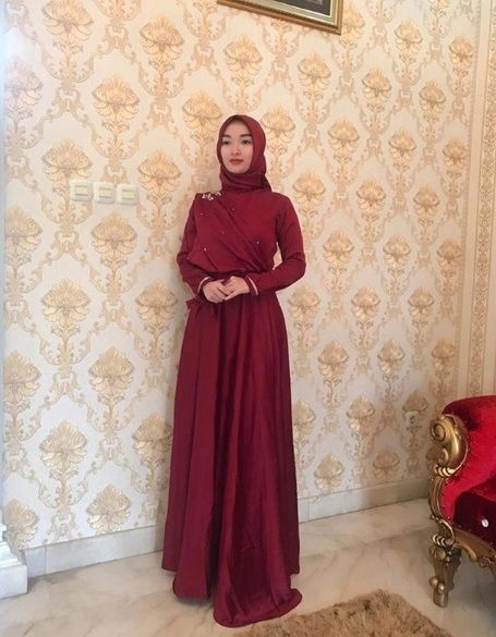 Zaskia Gotik tampil dengan hijab [Instagram]