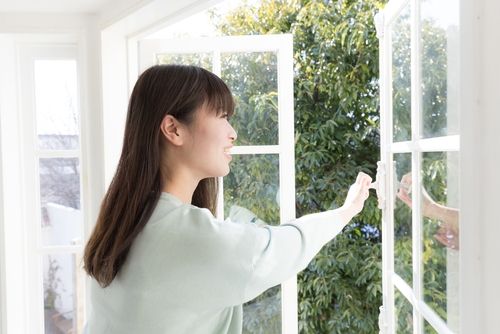 Membuka jendela, salah satu cara alami agar rumah bebas virus. (Shutterstock)