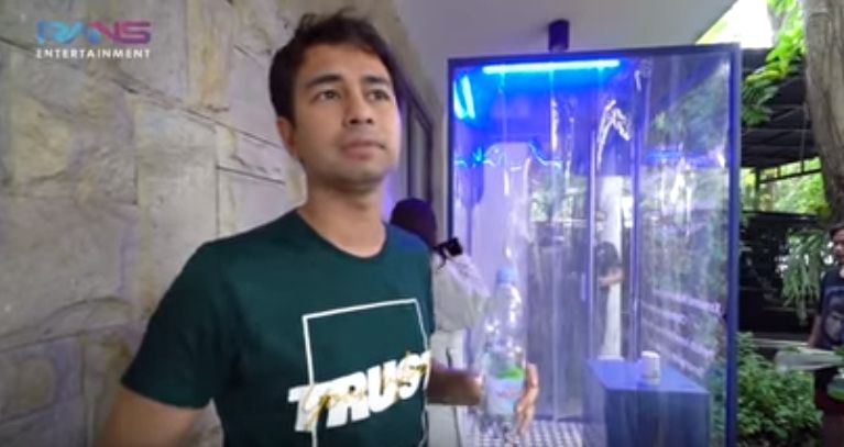 Raffi Ahmad beli bilik disinfektan [Youtube/Rans Entertainment]