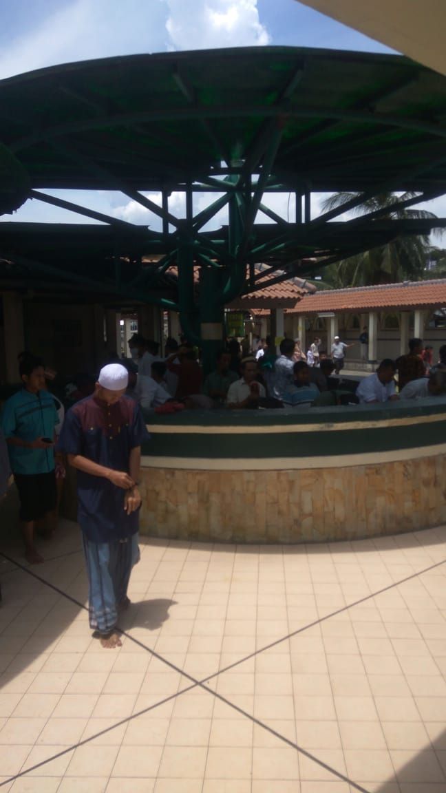 Masjid Keramat Luar Batang, Penjaringan masih dipenuhi jemaah salat Jumat meski ada wabah Corona. (istimewa).