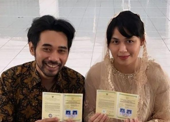 Gitaris band Lyla, Fare Adinata dan Uti Octaria [Instagram/dennislyla]