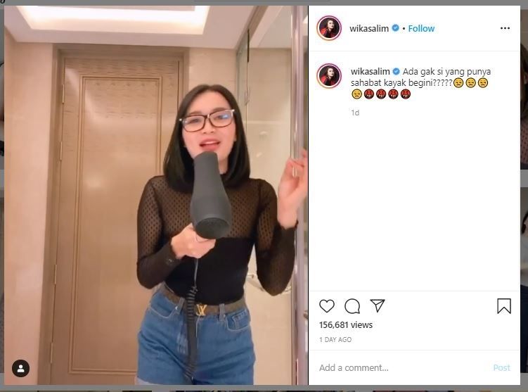 Wika Salim Karaokean dengan Hair Dryer (instagram.com/wikasalim)