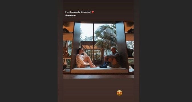 Agnez Mo dan terlihat romantis, meski jaga jarak dengan Raphael Maitimo. [Instagram]