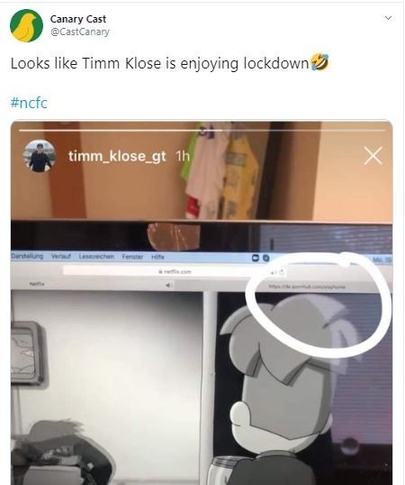 Timm Klose terciduk membuka situs porno. (Twitter/@CastCanary).