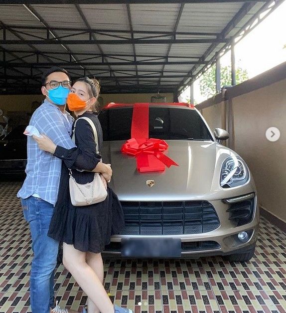 Laura Theux dapat hadiah mobil dari pacar.