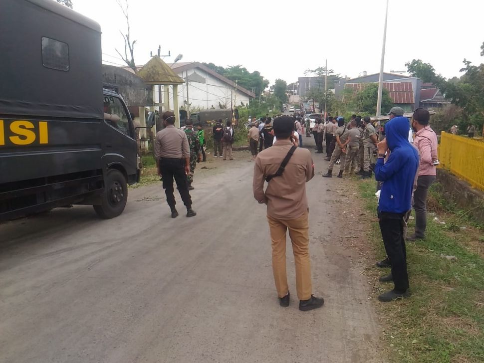 Pemakaman satu jenazah pasien virus corona Covid-19 di Gowa, Sulawesi Selatan, sempat tertunda karena mendapat perlawanan warga setempat. [Terkini.id]