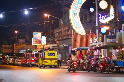 Kawasan distrik lampu merah di Patong, Thailand. (Shutterstock)