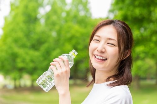 Ilustrasi minum air putih. (Shutterstock)