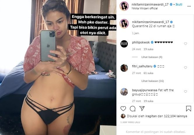 Nikita Mirzani pamer otot perut [Instagram/@nikitamirzanimawardi_17]