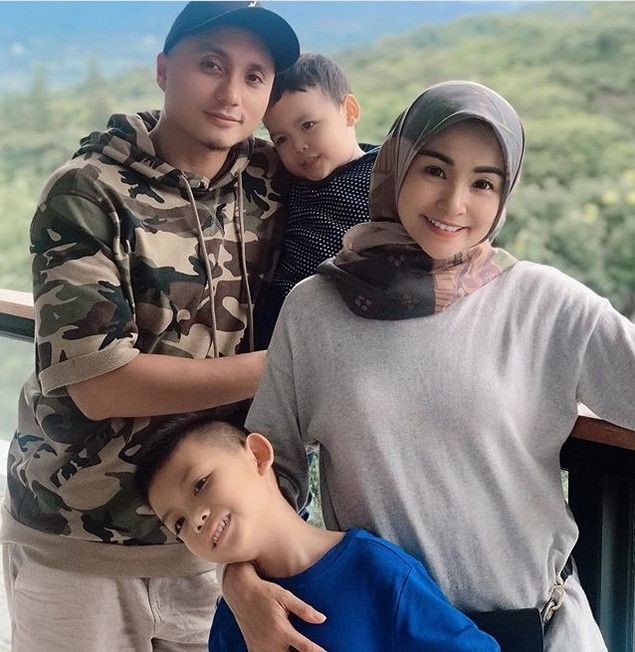 Soraya Larasati bersama suami dan dua anaknya. [Instagram]
