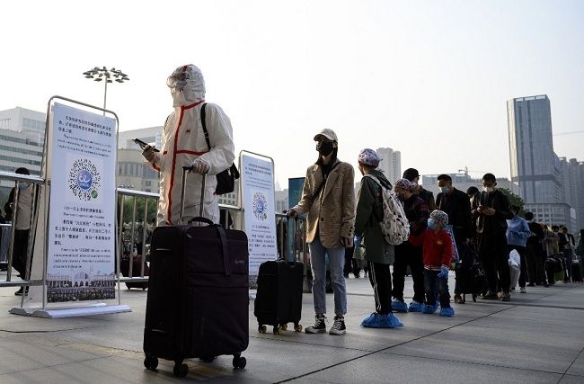 Sejumlah calon penumpang mengantre di Staisun Hankou, Kota Wuhan sesaat setelah status lockdown dicabut. (Foto: AFP)