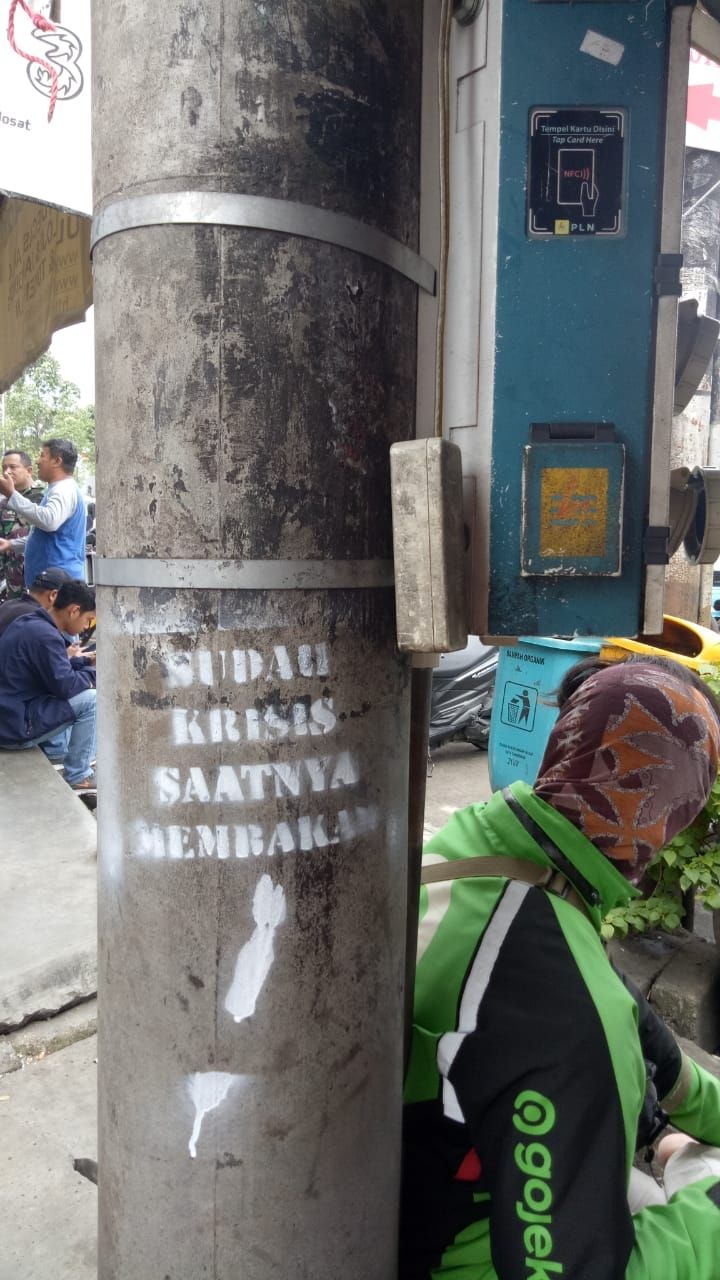 Tulisan vandal 'Sudah Krisis Saatnya Membakar' bikin warga Tangerang geger. (istimewa).