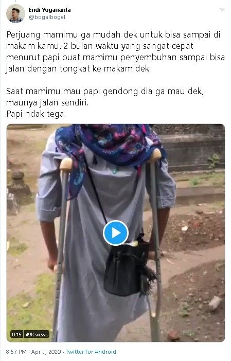 Endi dan Silvi, korban pohon tumbang Jalan Wates pada Februari 2020, mengunjungi makam bayinya yang meninggal dalam kandungan. - (Twitter/@bogalbogel)