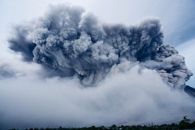 Erupsi gunung, hujan abu vulkanik. (Pixabay)