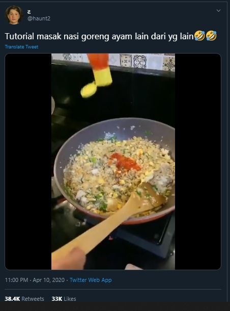  Nyeleneh Banget, Tutorial Bikin Nasi Goreng Ayam Ini Bikin Netizen Ngakak. (Twitter/@haunt2)