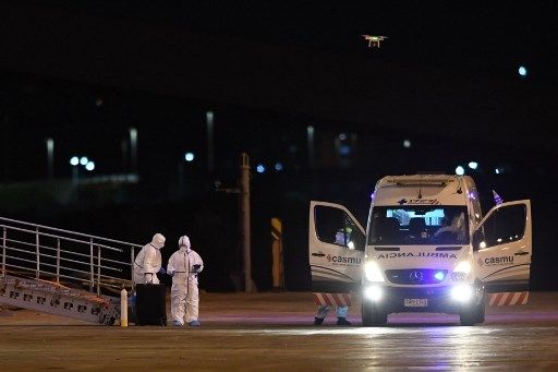 Petugas medis di Asutralia menjemput warga yang terinfeksi virus corona. [AFP]